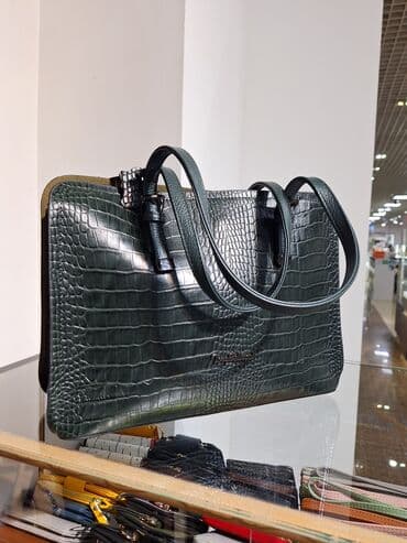 Сумка-тоут из кожи с тиснением под крокодила, темно‑зеленый оттенок at lalafo.kg Сумка-тоут из кожи с тиснением под крокодила, темно‑зеленый оттенок