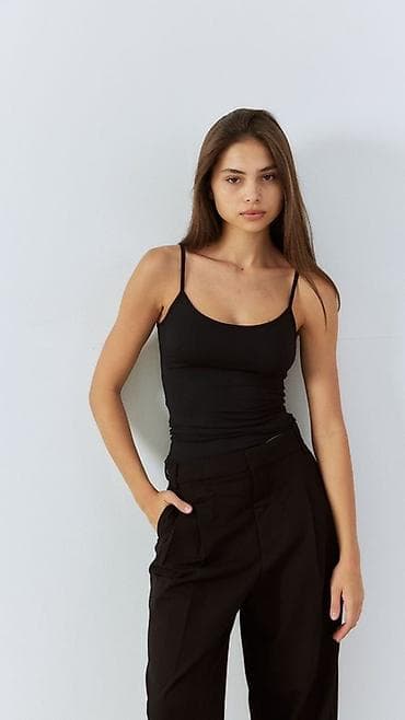 Базовый топ на тонких бретелях, черный Облегающие из эластичный at lalafo.kg Базовый топ на тонких бретелях, черный Облегающие из эластичный