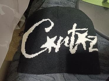 Черная вязаная шапка-бини с крупным контрастным логотипом “Corteiz” по at lalafo.kg Черная вязаная шапка-бини с крупным контрастным логотипом “Corteiz” по