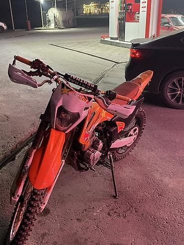 Эндуро/кросс мотоцикл с оранжевым пластиком и тюнингом для бездорожья at lalafo.kg Эндуро/кросс мотоцикл с оранжевым пластиком и тюнингом для бездорожья