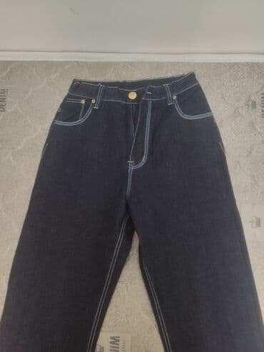 Джинсы из плотного тёмно-синего денима с декоративной контрастной at lalafo.kg Джинсы из плотного тёмно-синего денима с декоративной контрастной