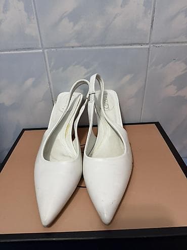 Белые женские туфли-слингбэки с острым носком. - Материал верха at lalafo.kg Белые женские туфли-слингбэки с острым носком. - Материал верха