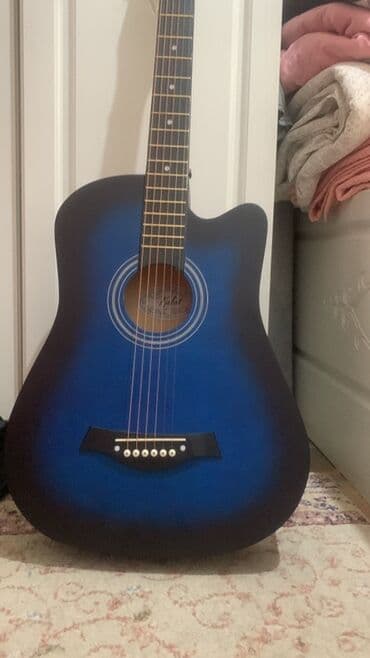 Акустическая гитара с вырезом (cutaway), корпус дредноут. Цвет – синий at lalafo.kg Акустическая гитара с вырезом (cutaway), корпус дредноут. Цвет – синий