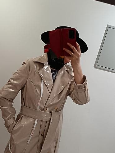 Бежевый плащ-тренч с глянцевым покрытием - Материал: гладкий плащевой at lalafo.kg Бежевый плащ-тренч с глянцевым покрытием - Материал: гладкий плащевой