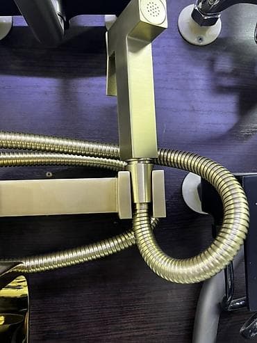 Гигиенический душ со шлангом, настенное крепление, матовое золото. - at lalafo.kg Гигиенический душ со шлангом, настенное крепление, матовое золото. -