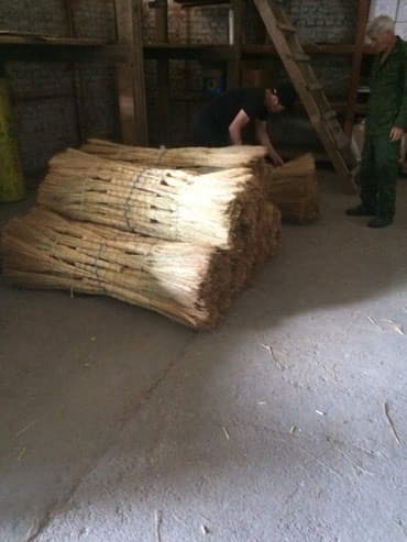 Веники чий,веники метла,веники домашние оптом и в розницу at lalafo.kg Веники чий,веники метла,веники домашние оптом и в розницу