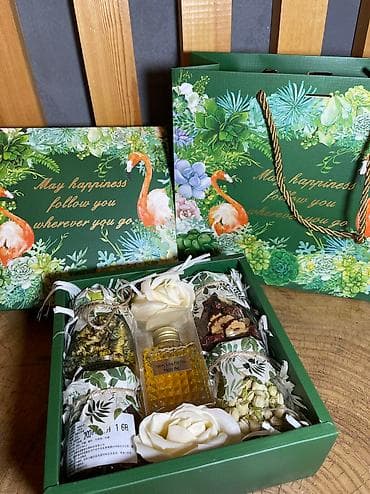 Подарочный набор Зеленый • Коробка, Сумка • мёд в баночке • 2 розы at lalafo.kg Подарочный набор Зеленый • Коробка, Сумка • мёд в баночке • 2 розы