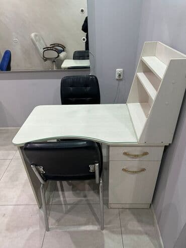 1) Маникюрный столик + стерилизатор б/у, с полками и с прозрачным at lalafo.kg 1) Маникюрный столик + стерилизатор б/у, с полками и с прозрачным