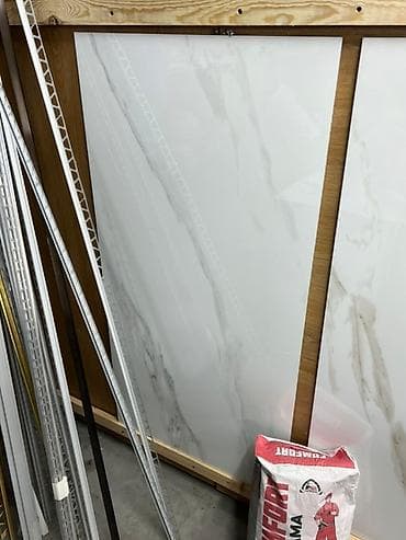 Предлагается плитка из керамогранита белого цвета с мраморным at lalafo.kg Предлагается плитка из керамогранита белого цвета с мраморным